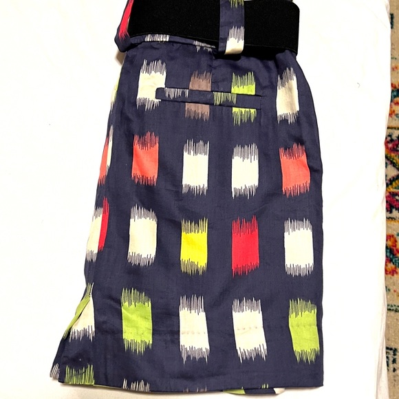 3/$20 🎉 BCBGeneration mini skirt w/ retro pattern, size 4 - Picture 3 of 5